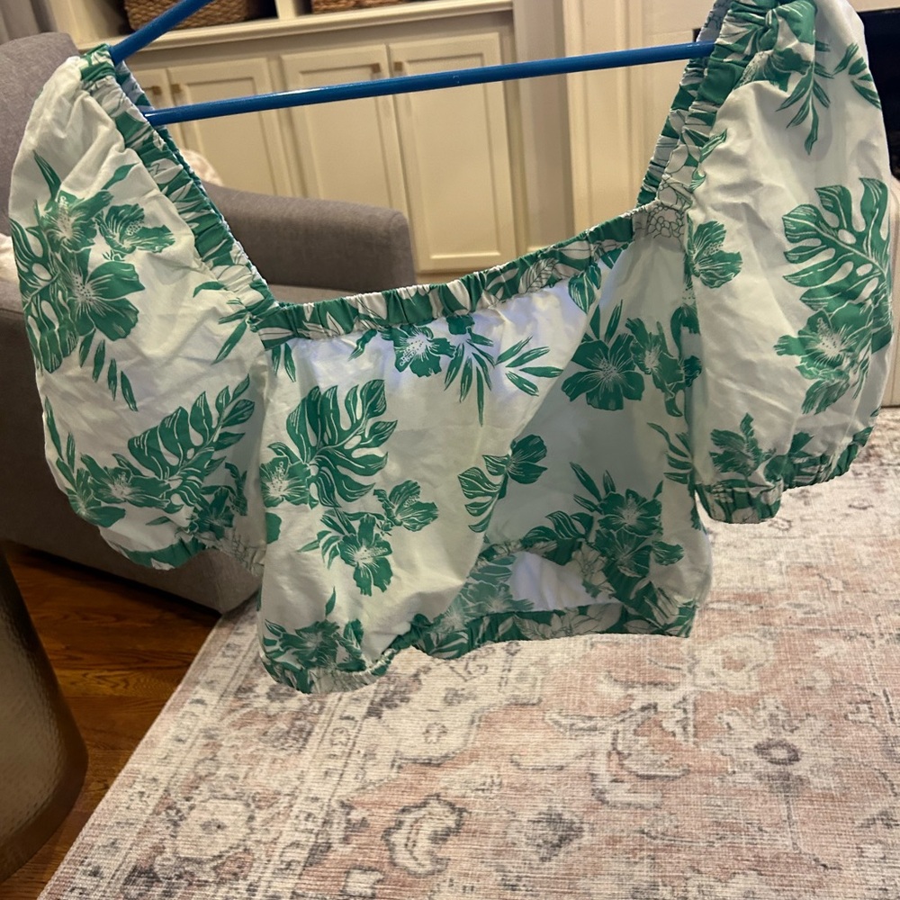 Aerie Size Medium Green and white hawaiian print